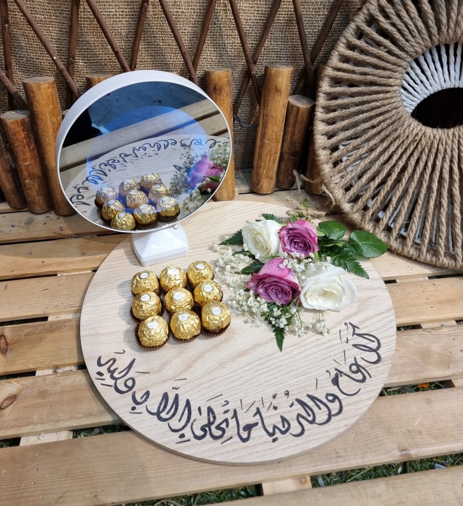 باقة ورد وسلسلة