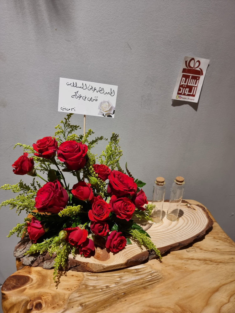 لوح خشبي بالورد