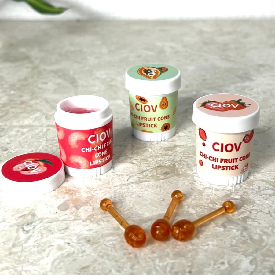 مرطب شفاة مع ملعقة العسل بالوان عشوائية