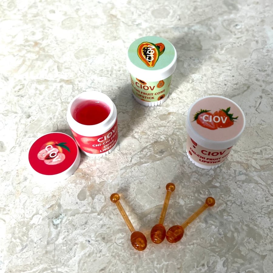 مرطب شفاة مع ملعقة العسل بالوان عشوائية