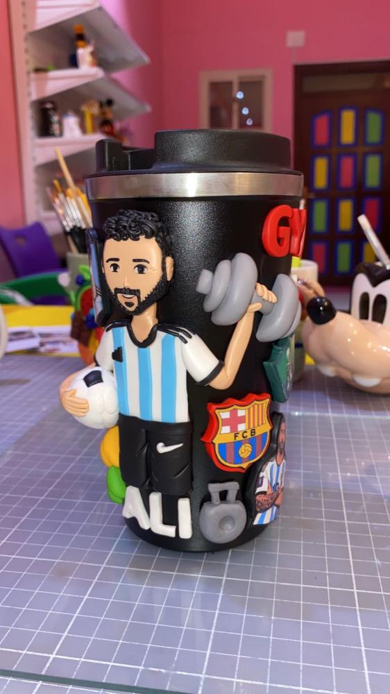 كوب حراري شاب يحب الكورة والرياضة ويشجع الارجنتين و برشلونة والاهلي