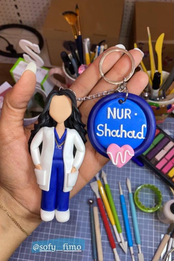 مدالية ممرضة بدون ملامح مع الاسم