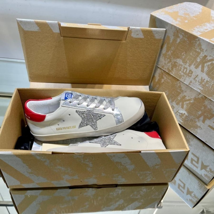 Golden Goose ( خلفيه احمر )