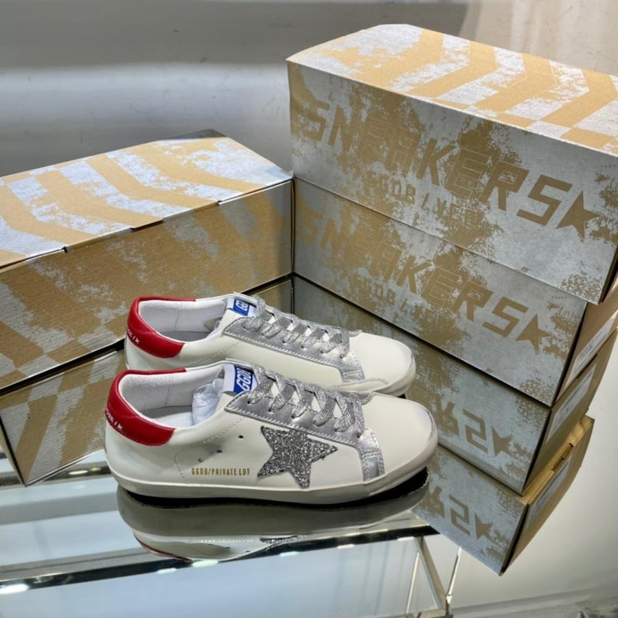 Golden Goose ( خلفيه احمر )