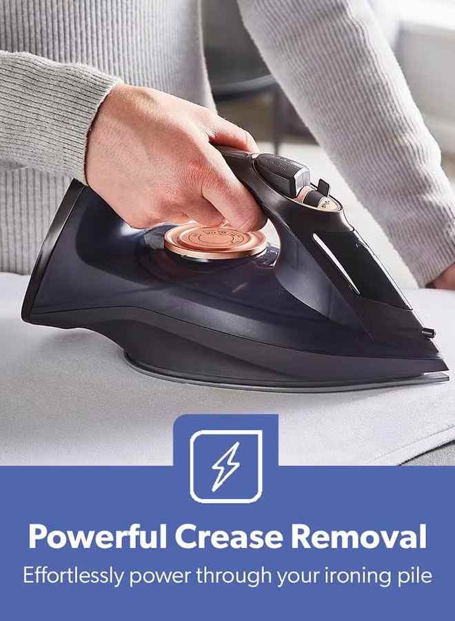GEEPAS مكواة بخار 2 في 1 مع تحكم قابل للتعديل في درجة الحرارة (GSI7703) | قاعدة سيراميك، خيارات الكي الجاف والبخاري، وظيفة البخار المكثف والكي العمودي، قدرة 2400 واط، لون أسود.