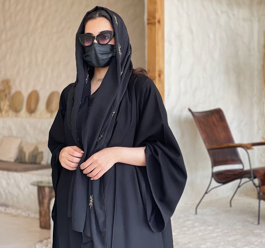 عباية سوداء كسرتين من الامام وأكمام واسعة