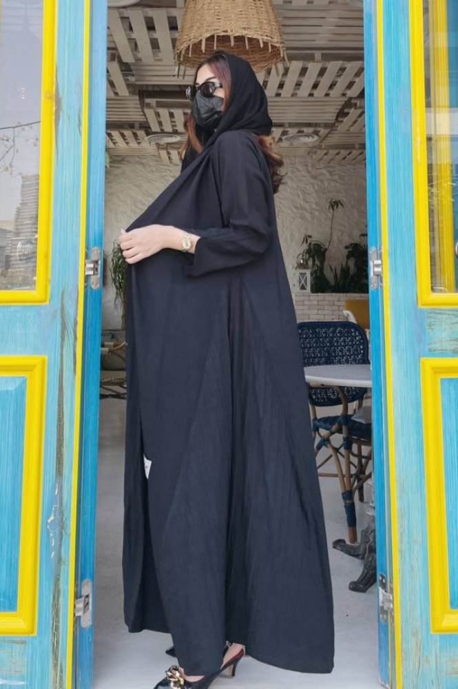 عباية سوداء كسرات جانبية
