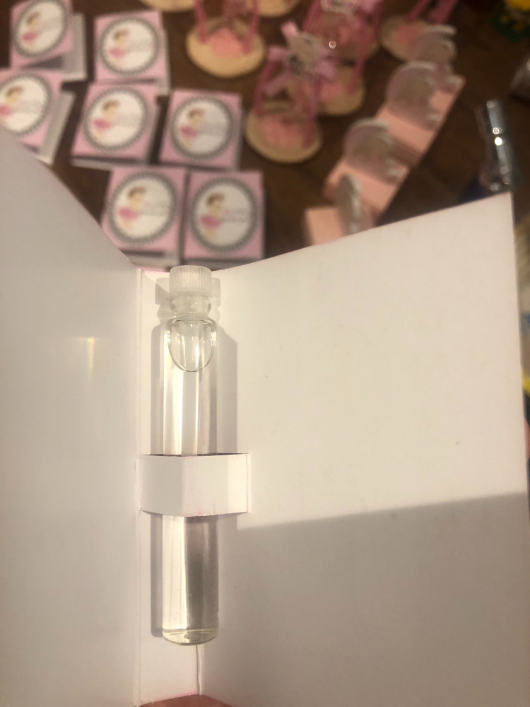 اظرف مواليد وردي مع عطر بالداخل