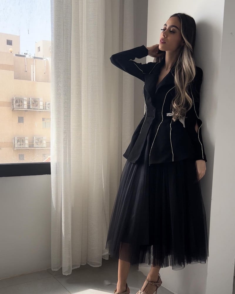 فستان نسائي بليزر مصنوع من كريب وتل مع سلسال الكريستال