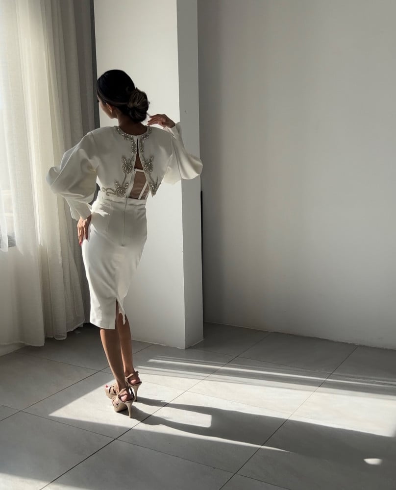 فستان نسائي كريب ابيض مشغول بالكريستال