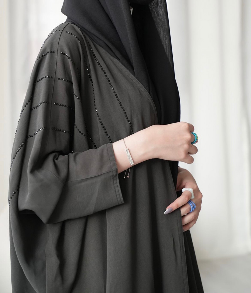 عباية صيفي بتفاصيل شك على الكتف