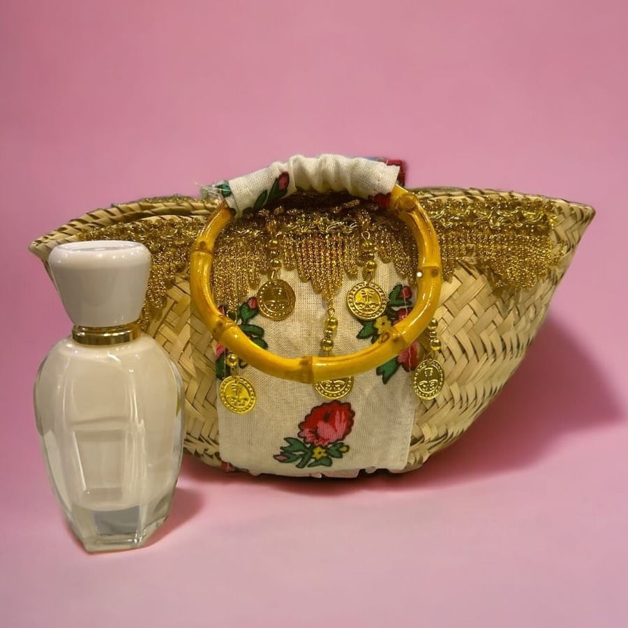 سلات خوس للاهداء تحتوي عطر وخمريه