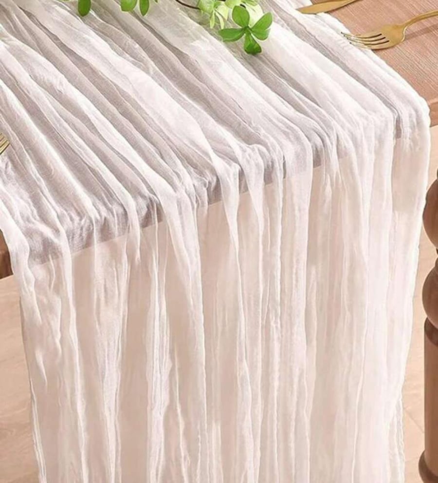 مفرش طاولة أبيض