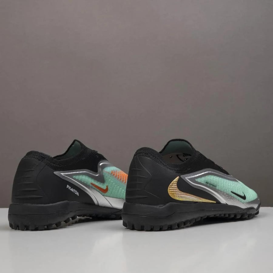 حذاء كرة قدم Nike