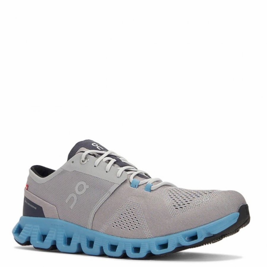 On cloud X trainers in grey and blue