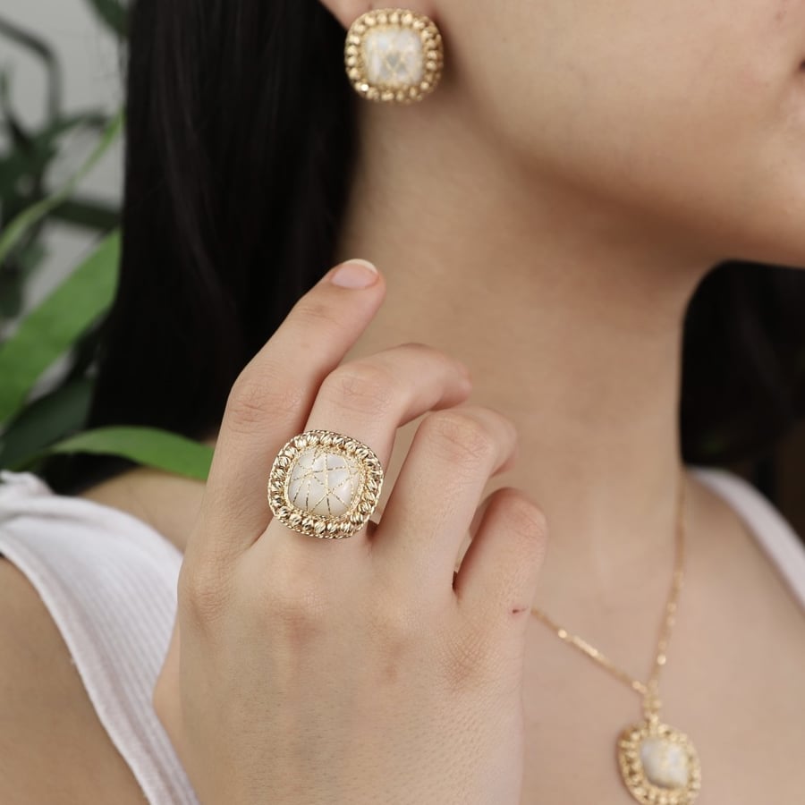 نص طقم ذهب بأحجار كريمه(White mother of pearl)(8قرام)عيار18–4196