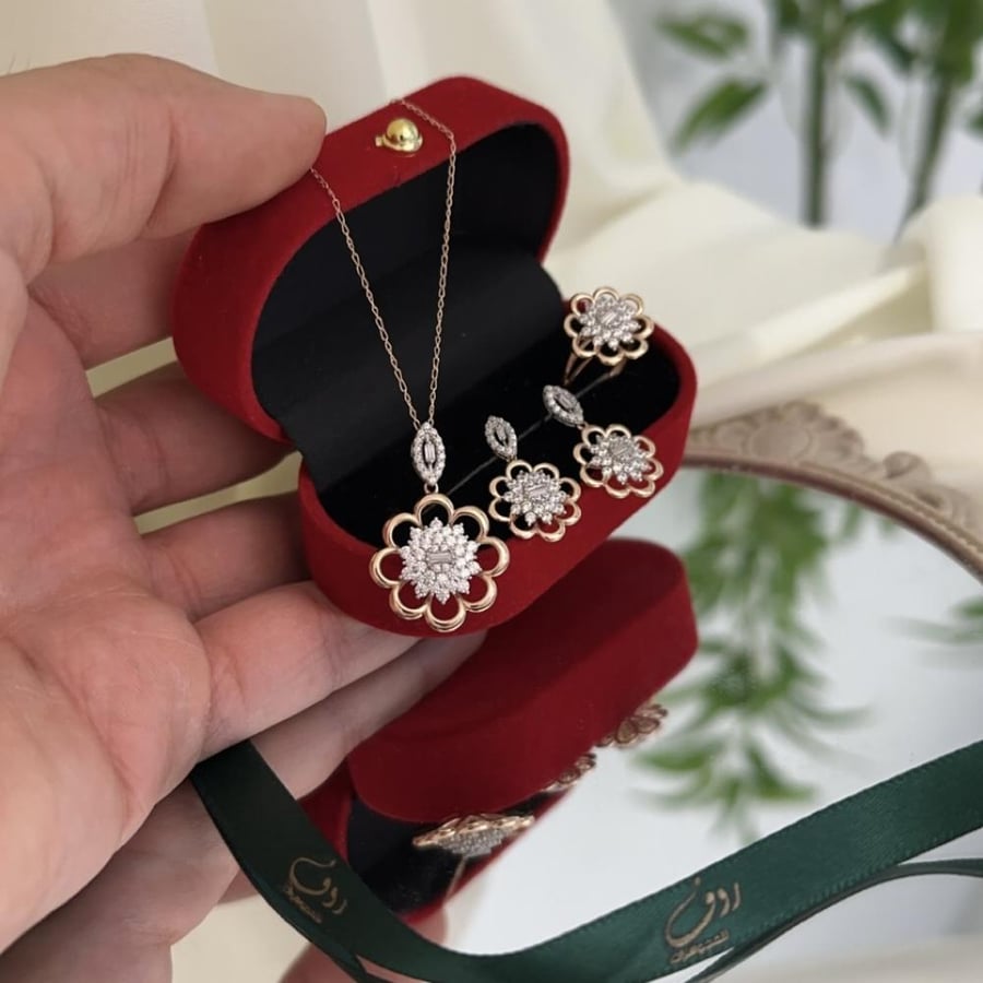 Half of an 18-karat gold set—2937