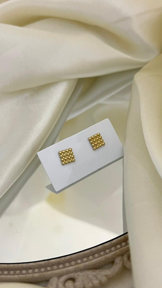 18-karat gold ring--72