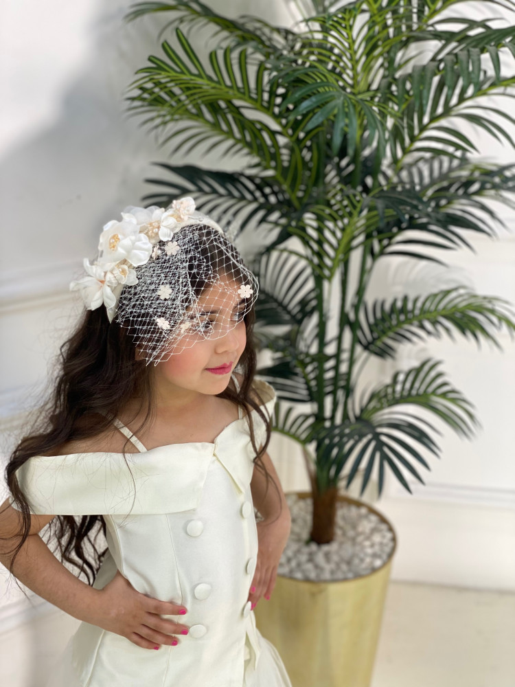 Owhite hair accessory