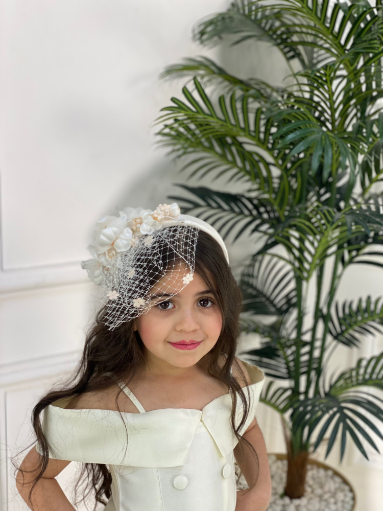 Owhite hair accessory