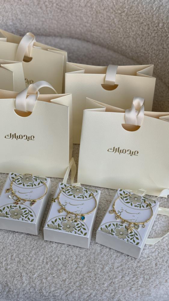 ٦ توزيعات العيد مع سلاسل او اساور  شامل طباعه الاسم