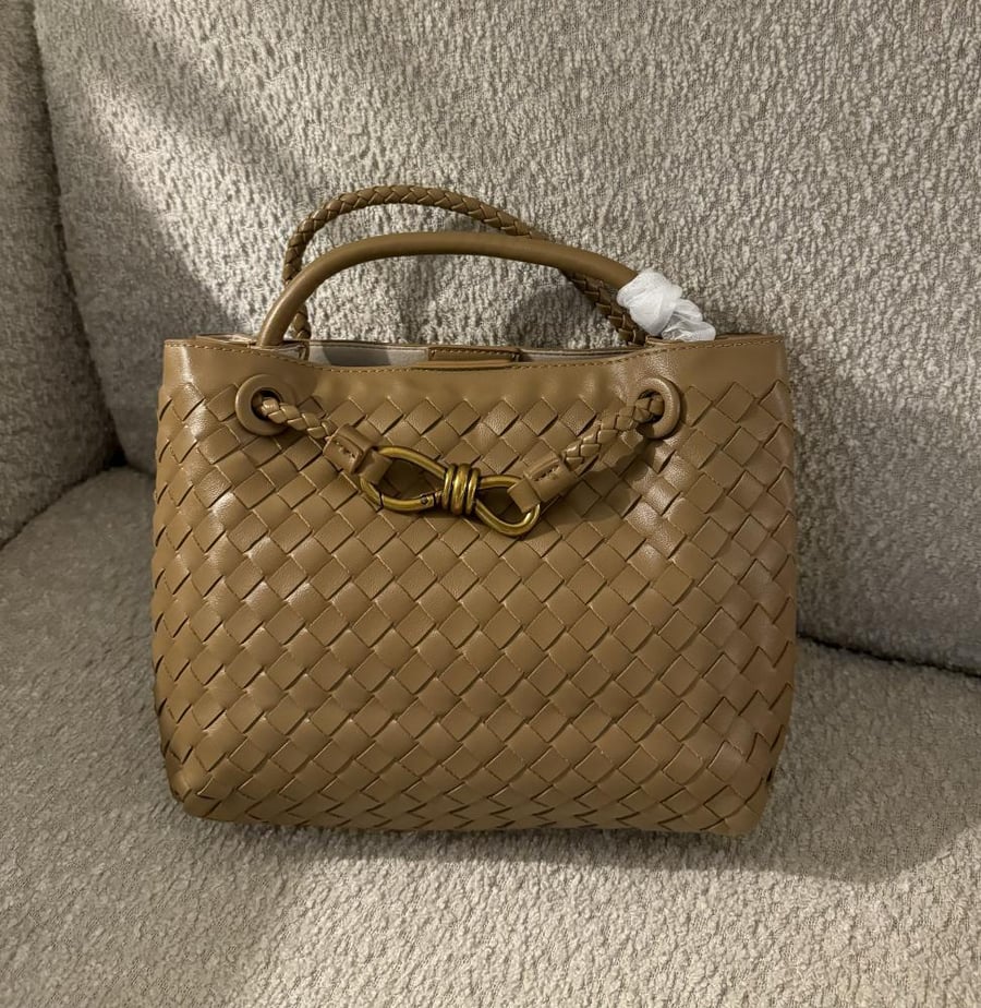 شنطة براند BOTTEGA
