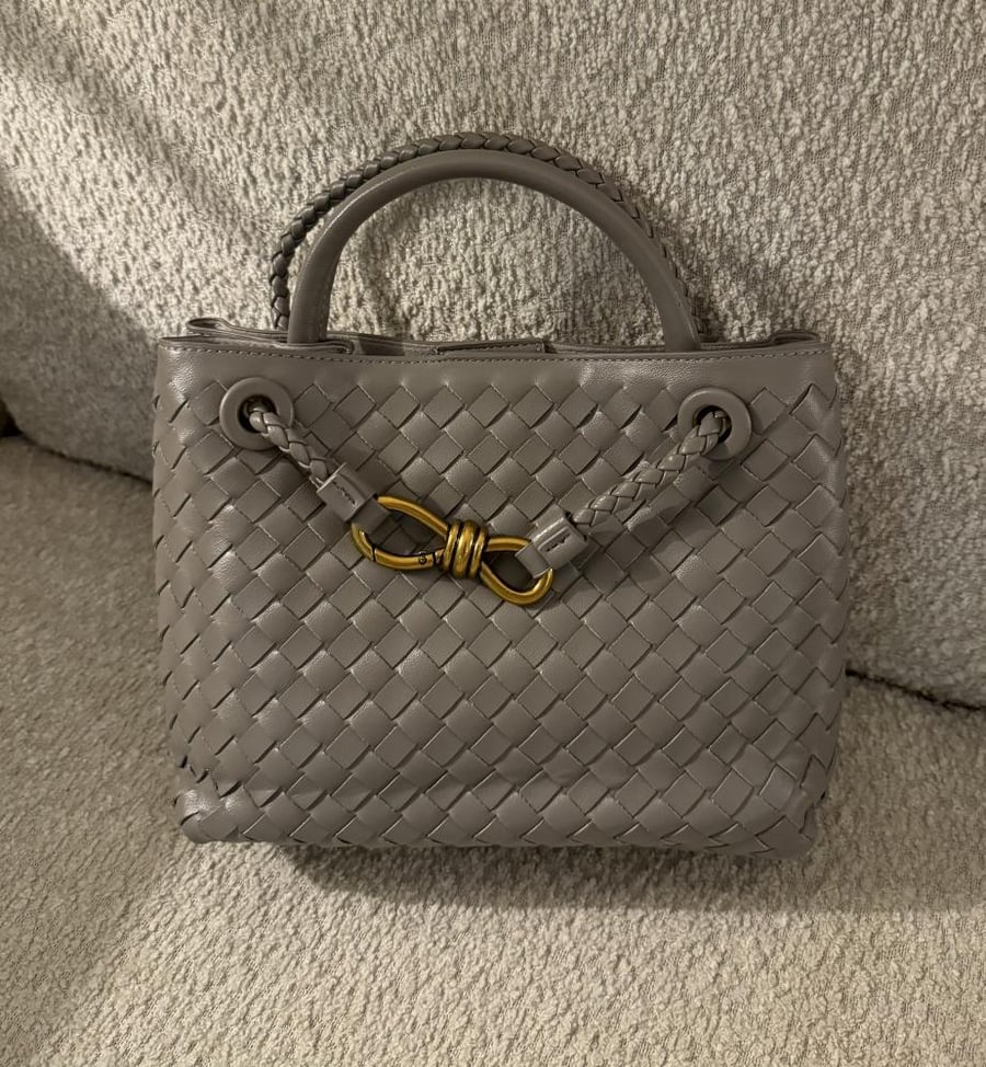 شنطة براند BOTTEGA