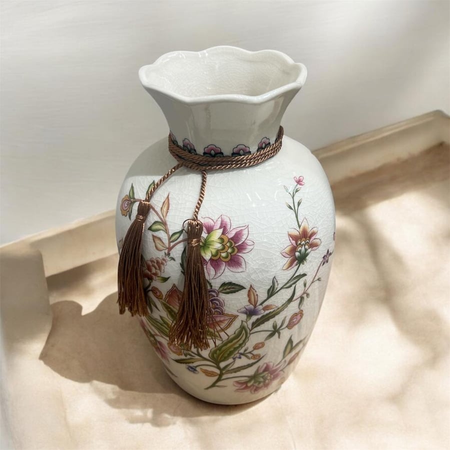 The elegant and distinctive jewel vase with the fringe