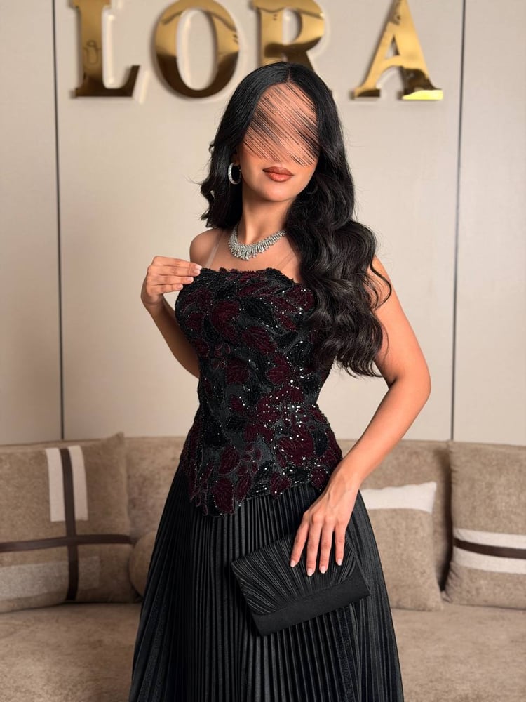 فستان سهرة أسود بكورسيه مخملي مزخرف وتنورة بكسرات