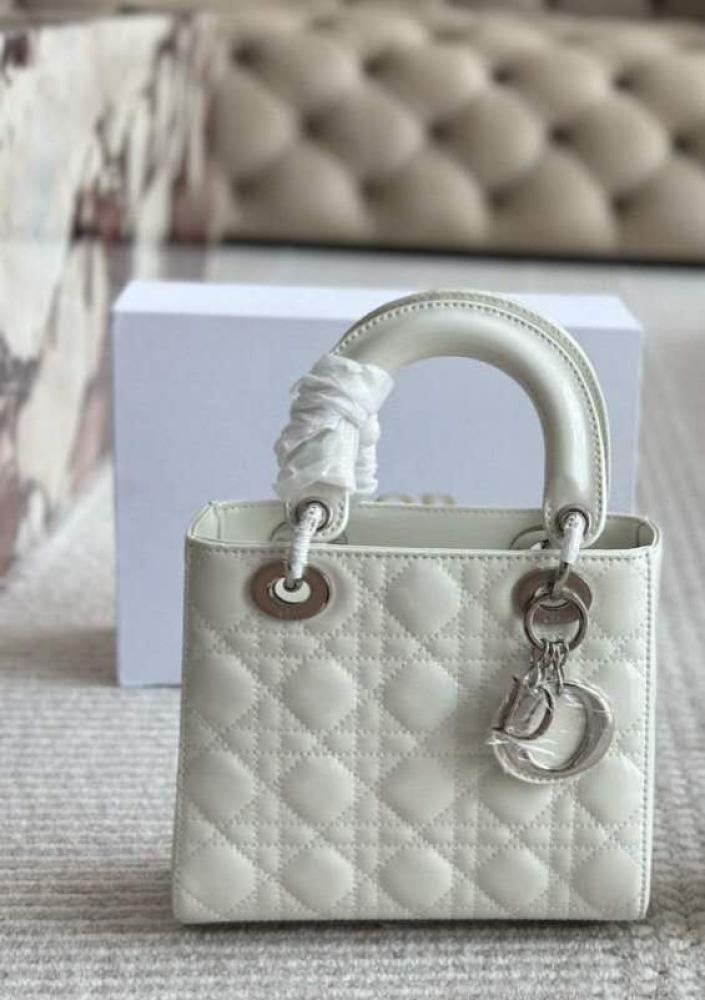 حقيبة يد بيضاء Lady Dior بتطريز كاناج أنيق 20سم