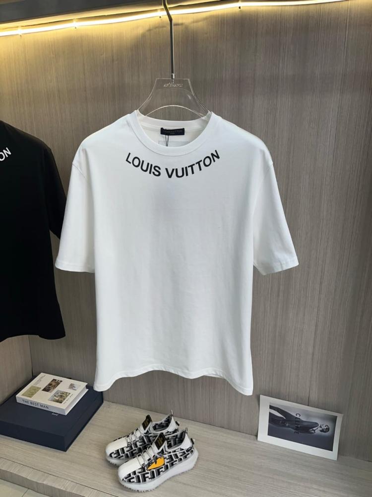 تيشيرت LV 2026 رجالي بلون أبيض بياقة مستديرة وشعار Louis Vuitton