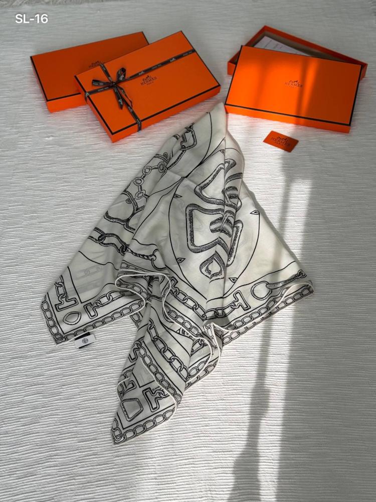 سكارف نسائي  HERMES مربع بنقوش سلاسل لون ابيض واسود