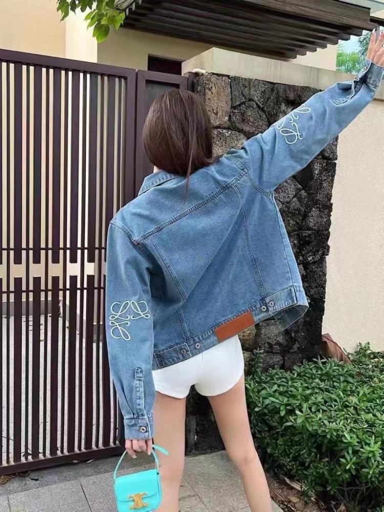 سترة دينيم نسائية لويفي بأكمام بشعار الماركة لون أزرق