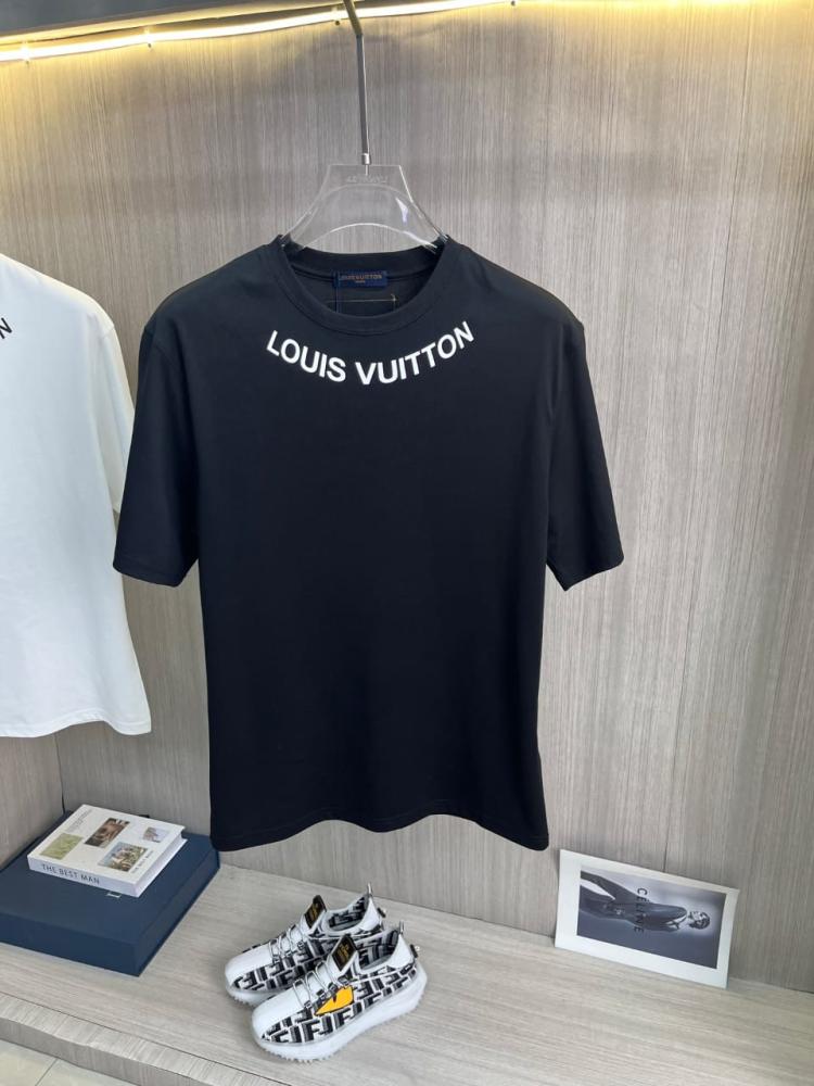تي شيرت LV 2026 رجالي بلون أسود بياقة مستديرة وشعار Louis Vuitton المميز