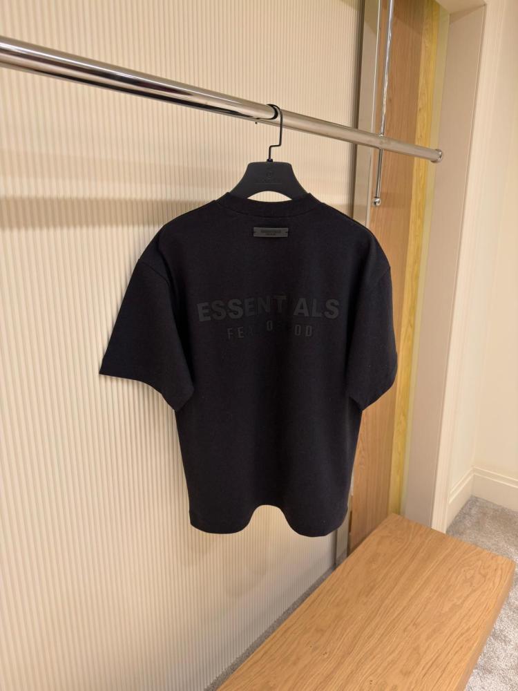 تيشيرت رجالي اسينشيال Fear of God لون اسود
