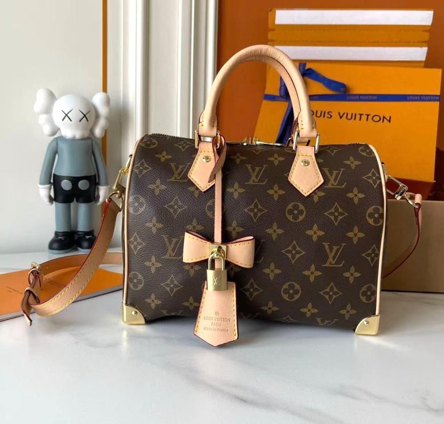 شنطه LV سبيدي باندوليير مونوغرام جلد بلون بني