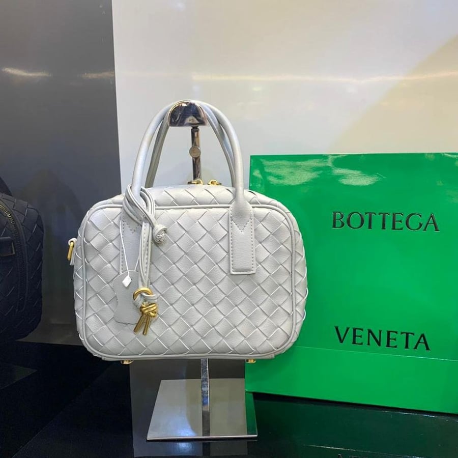 Bottega Veneta small bag in embossed leather in white, elegant