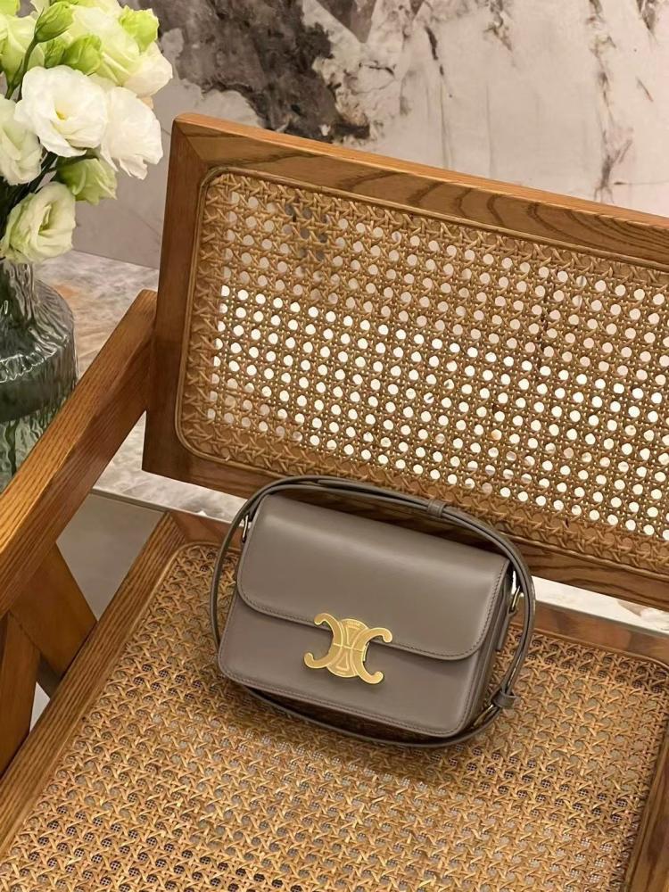 شنطة Celine كلاسيكية بقلاب 18سم لون رمادي بقفل ذهبي