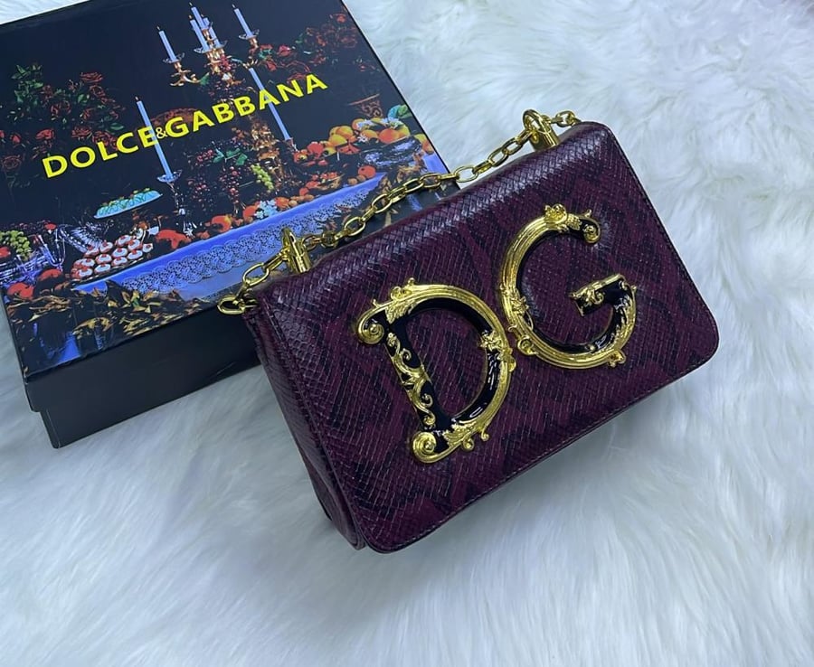 حقيبة Dolce and Gabbana قلاب بنقشة جلد الثعبان بلون برغندي
