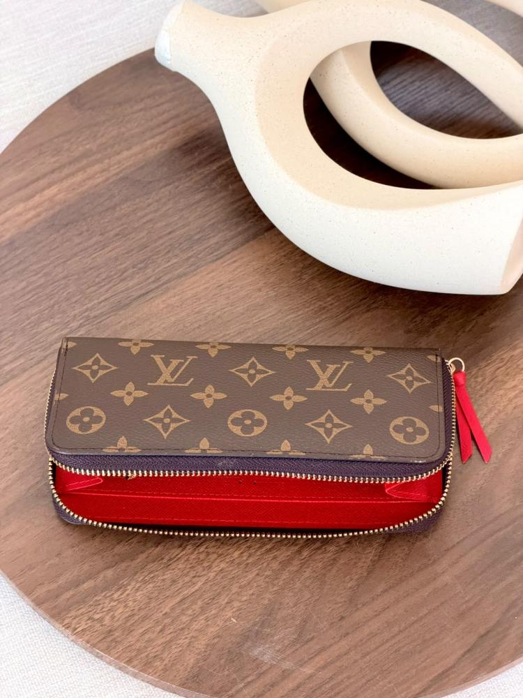 محفظة فاخرة لويس فويتون كليمنس مونوغرام بني بتعليقة أحمر