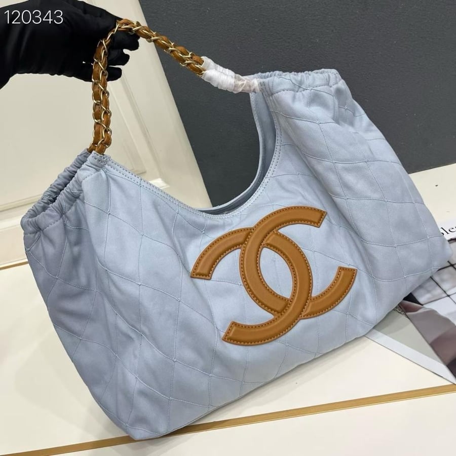 شنطة يد كبيرة شانيل Coco Beach بلون أزرق قماشية 43سم