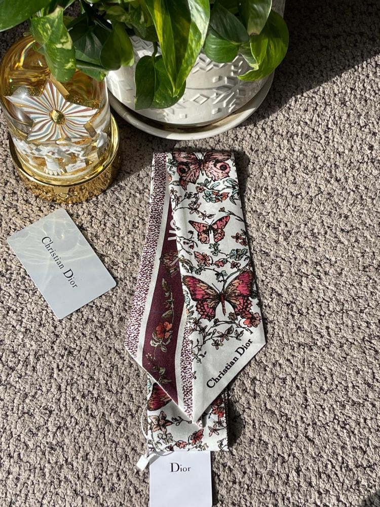 اسكارف DIOR ميتزا بنقشة الفراشات العنابية
