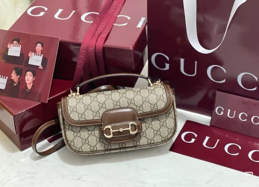 شنطة Gucci صغيرة هورسبت 1955 بلون رملي بتفاصيل جلدية بنية