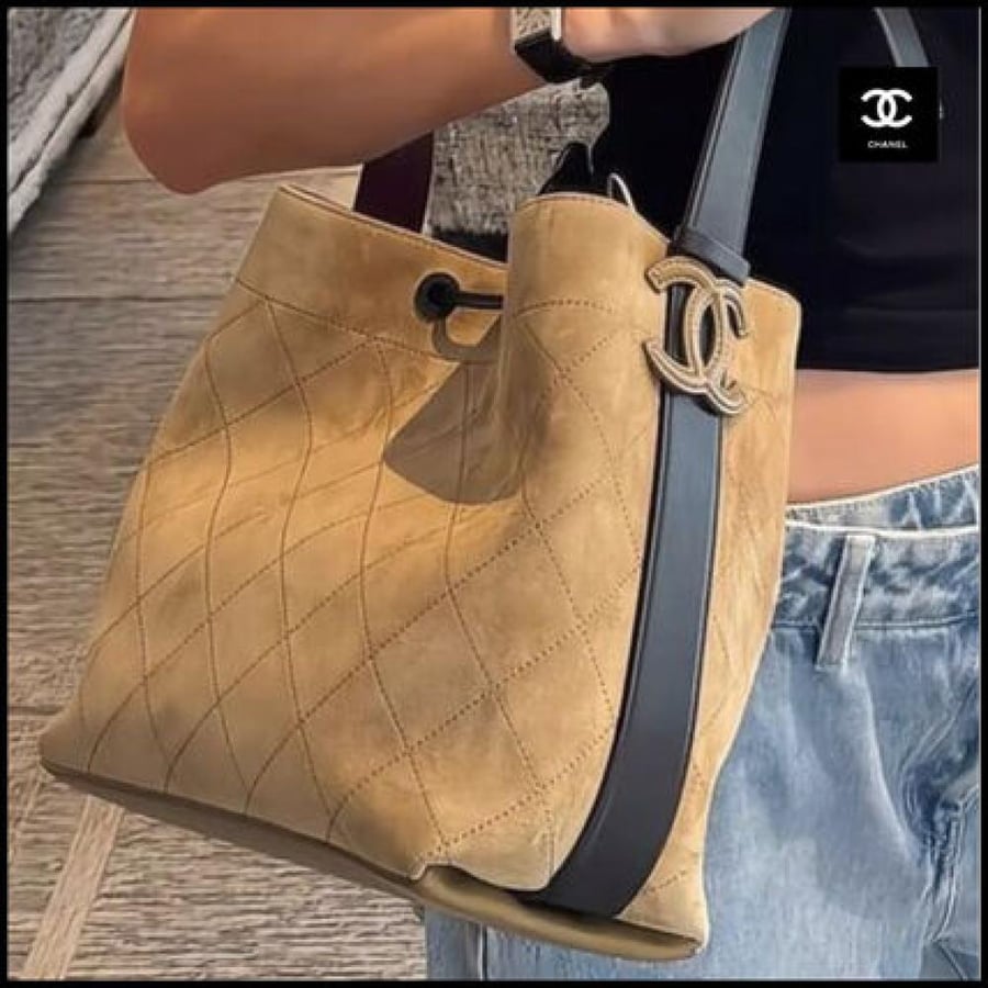 شنطه Chanel بوكيت باق جلد سويدي بلون بيج وتفاصيل جلدية