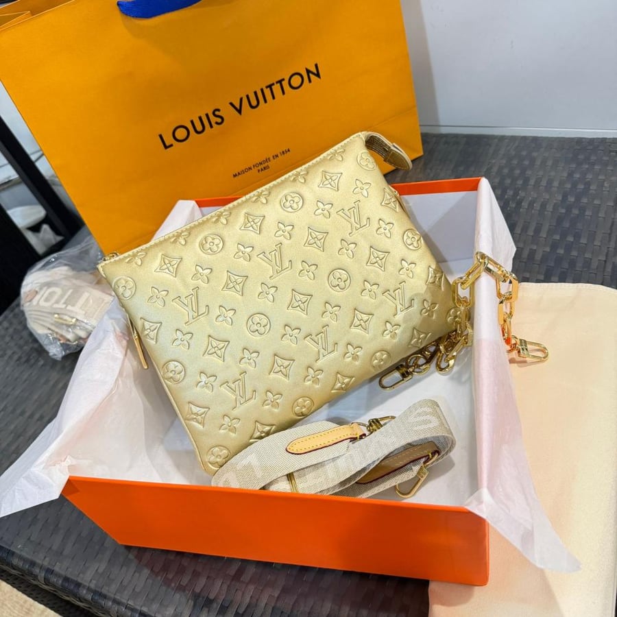 شنطة كتف ذهبية LV كوسين بي إم مونوغرام
