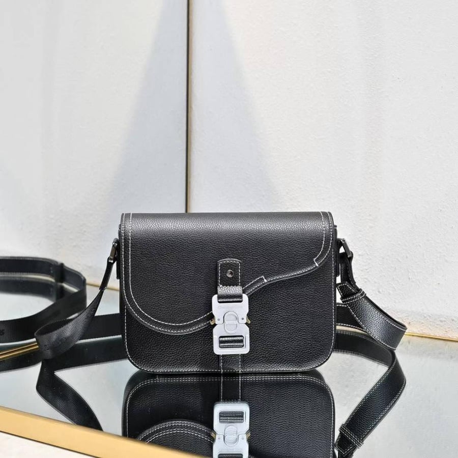 حقيبة رجالية سوداء Dior Saddle Messenger بتطريز بارز