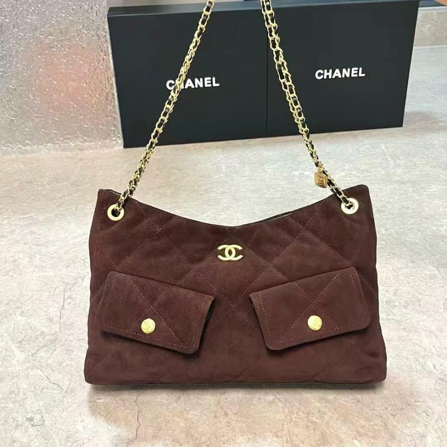 شنطه هوبو شانيل جلد سويدي مبطن بلون بني وسلسلة ذهبية