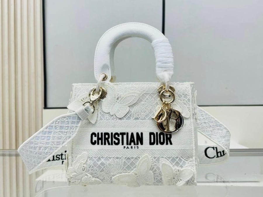 شنطة كتف نسائية DIOR لون أبيض بفراشات نافرة سوبر شيك