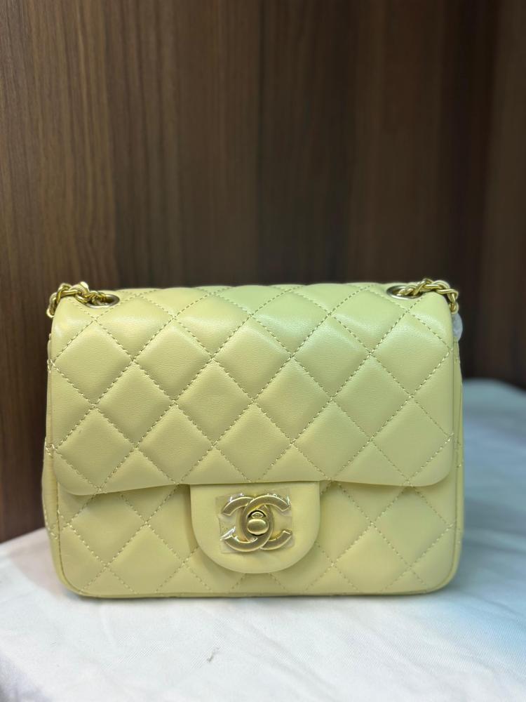 حقيبة CHANEL ميني 17سم فلاب من الجلد المبطن لون أصفر
