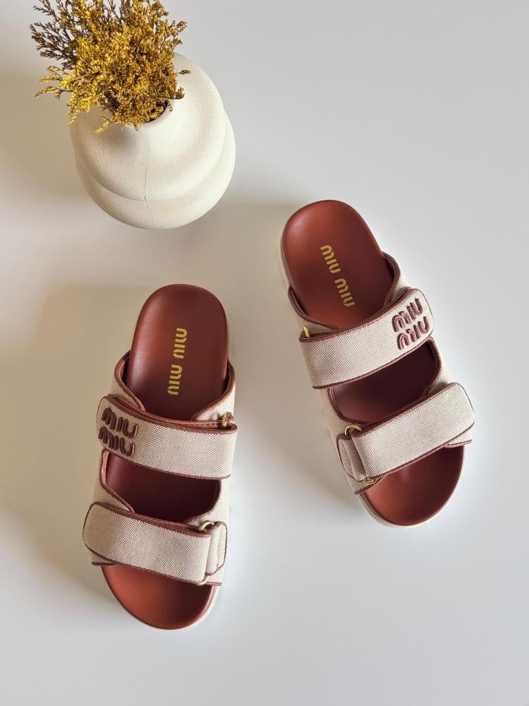 صندل مفتوح ميوميو نسائي فلات لون بني أنيق